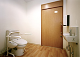 車椅子にも対応したトイレ